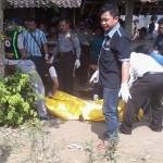 ?Polisi melakukan evakuasi mayat korban yang tergeletak di depan pos kamling. foto:imron/BANGSAONLINE