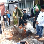 Peletakan batu pertama oleh Ketua DPP Organisasi Shiddiqiyyah (Orshid), Joko Herwanto di Dusun Tanggungan.