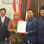 Khofifah-Emil menerima rekom DPP Partai NasDem yang diserahkan Sekjen Johnny G Plate didampingi Ketua DPW Partai NasDem Jatim, Rendra Kresna. foto: ist