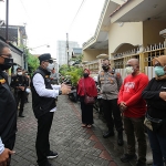 Wali Kota Eri saat blusukan di Kampung Simo Sidomulyo Surabaya. (foto: ist)