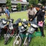 Petugas menyerahkan sepeda motor korban curanmor kepada pemiliknya di lapangan Mapolres Jombang, Jumat (4/11) siang. foto: RONY S/ BANGSAONLINE.