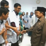 Wali kota saat berkunjung di rumah sakit.