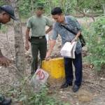 Babinsa bersama petugas BPN saat mengecek patok.