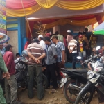 Rombongan Bupati Probolinggo P. Tantriana Sari saat tiba untuk memantau Pilkades Bulu, Kecamatan Kraksaan.