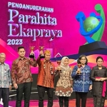 Pj Wali Kota Kediri, Zanariah (nomor 4 dari kanan), saat menerima APE 2023. Foto: Ist