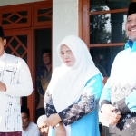 Ketua DPRD Gresik M. Syahrul Munir (kiri) saat melepas Wakil Ketua DPRD Gresik Mujid Riduan beserta istri untuk menunaikan ibadah haji ke tanah suci. Foto: Ist.
