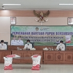 Bupati Ahmad Dawami dan Wabup Hari Wuryanto menyerahkan pupuk bersubdi kepada para petani secara simbolis, di Ruang Rapat Eka Kapti Puspem Mejayan, Rabu (21/7).