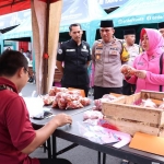 Wakapolres dan Ketua Bhayangkari Cabang Mojokerto Kota saat mengunjungi salah satu stan bazar