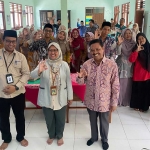 Para narasumber foto bersama peserta usai memberikan Pelatihan Integrasi Kurikulum PLH Mangrove yang digelar PT Smelting dan SMK Mambahul Ihsan. Foto: Ist.
