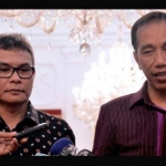 Presiden Joko Widodo dan Staf Khusus Bidang Komunikasi Presiden, Johan Budi memberikan keterangan.