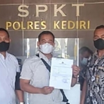 Kasi Intelijen Kejaksaan Negeri Kabupaten Kediri, Roni, saat menunjukkan bukti laporan ke Polisi. Foto: Ist
