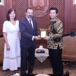 Wakil Gubernur Jawa Timur Emil Dardak memberikan cinderamata kepada Dubes Slovakia Mr. Jaroslav Chlebo di Gedung Grahadi.