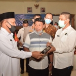 Bupati Fadeli saat melihat contoh kemasan produk UMKM dari Kepala Dinas Koperasi dan UMKM Lamongan, Agus Suyanto. (foto: ist)