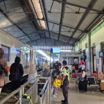 Suasana naik-turun penumpang kereta api saat libur sekolah.