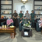 Pangdivif 2 Kostrad Mayjen TNI Syafrial, PSC., M.Tr. (Han)., foto bersama Forkopimda Kota Batu usai audiensi di Balai Kota Among Tani, Jumat (1/7/2022).