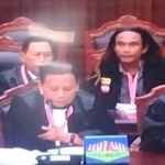 M. Irfan Choirie bersama M Ali Murtadlo (duduk di belakang) saat sidang di MK. Foto: Ist.