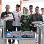 Bupati Rini Syarifah didampingi jajaran Baznas Kabupaten Blitar saat menyerahkan perlengkapan dan modal kepada pelaku UMKM. 