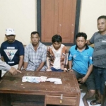 Empat orang yang ditangkap dalam penggerebekan judi remi di Desa Mojotengah, Bareng, Jombang.