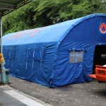 Tenda darurat untuk transit pasien Covid-19 di depan RSUD Jombang. (foto: ist)