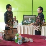 Drs.Pamor Patriawan, M.M. saat menerima cinderamata dari Drs. Syaiful Abubakar, salah seorang guru SMAN 2 Batu di sela acara pisah kenang, Rabu (27/5) di aula sekolah.