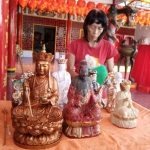 Proses memandikan patung dewa di Tempat Ibadah Tri Dharma (TITD) Pay Lien San, Jember.