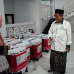 Pengurus KBIH MWC NU Bungah Gresik saat mengecek koper CJH sebelum dikirim ke Asrama Haji Surabaya. Foto: Ist.