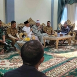 Prof Dr KH Asep Saifuddin Chalim, MA, saat menyampaikan paparan di depan para tokoh dan kiai Majalengka Jawa Barat di Pondok Pesantren Amanatul Ummah 02 Leuwimunding Majalengka Jawa Barat, Senin (28/7/025) sore. Foto: MMA/bangsaonline