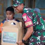 Dandim 0809/Kediri yang juga Dansatgas TMMD ke-122, Letkol Inf Aris Setiawan, saat menyerahkan bantuan kepada penyandang disabilitas bernama  Kenzo. Foto: Ist