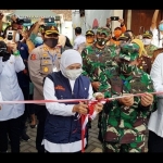 Gubenur Khofifah didampingi Wali Kota Habib Hadi saat mengunjungi Kampung Tangguh Benteng, Mayangan.