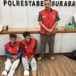 Dua orang perampok dan satu orang penadah hasil curian di Toko Kue Jalan Dukuh Kupang Surabaya saat ditangkap Polrestabes Surabaya. Foto: Dok. Polrestabes Surabaya.