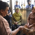 Wali Kota Risma saat mengunjungi rumah keluarga almarhum Bambang Catur Agus di Jalan Gubeng Kertajaya VII D no 43, Surabaya, Rabu (8/5) siang.