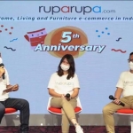 Chief of Many Things Ruparupa.com Theresa Wibowo (tengah) dan Chief of Marketing Ruparupa.com Budiono Darmawan (kanan) saat press conference virtual.