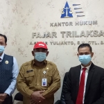 Andi Fajar Yulianto, S.H., C.TL., dari Kantor Hukum Fajar Trilaksana (kanan) bersama Camat Duduksampeyan Suropadi (tengah) sebelum ditahan Kejari Gresik. (foto: ist)
