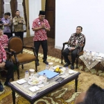 Gubernur Jawa Timur, Khofifah Indar Parawansa menerima 31 guru dan tenaga kependidikan berprestasi dan berdedikasi se-Jatim di Gedung Negara Grahadi Surabaya. foto: ist