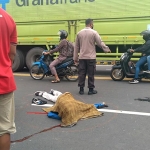 Petugas mengatur arus lalu lintas pasca kecelakaan di Jalan Raya Pandaan-Gempol.