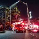 Tim Damkar Petrokimia Gresik saat membantu memadamkan kebakaran di Smelter PTFI menggunakan mobil Bronto Skylift. Foto: Ist.