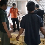 Petugas Polres Tuban hendak mengevakuasi mayat korban usai melakukan olah TKP.