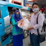 Kades Baron Kecamatan Dukun Nurul Yatim menerima bantuan sembako dampak COVID-19 dari BPBD Gresik, Minggu (17/5) pagi. (foto: SYUHUD/ BANGSAONLINE)