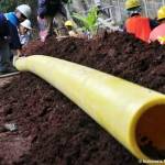 Proses pemasangan pipa jaringan gas rumah tangga. foto: indonesia press photo