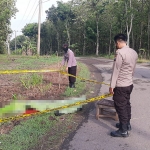 Petugas saat olah TKP penemuan mayat di Desa Mengger, Kecamatan Karanganyar, Ngawi.