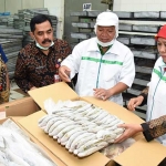 Gubernur Jatim Khofifah Indar Parawansa tinjau langsung PT. Dimas Reiza Perwira, perusahaan cold storage ikan Bandeng dan Patin di kawasan Rungkut Industri Surabaya. Hal ini dilakukan Khofifah untuk menindaklanjuti harga ikan bandeng yang sempat turun beberapa hari kemarin di Lamongan.