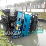 Kondisi truk tronton yang tercebur sungai di Desa Panjunan, Sukodono.