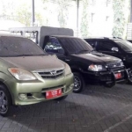 Deretan mobil dinas pejabat Pemkab Gresik di areal parkir. foto: SYUHUD/ BANGSAONLINE