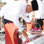 Penjabat (Pj) Bupati Nganjuk, Sri Handoko Taruna menabur bunga ke makam aktivis buruh Marsinah, di Desa Nglundo, Kecamatan Sukomoro, Nganjuk, Rabu (1/5/2024).