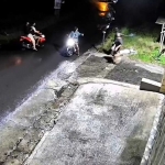 Rekaman CCTV aksi teror bersajam di Kecamatan Prigen, Kabupaten Pasuruan.