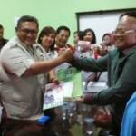 PAMFLET – Kader Partai Gerindra, Hidar Assegaff menunjukkan pamflet bergambar dirinya dengan Ketua DPC PKB H Saiful Ilah saat menyerahkan pendaftaran cawabup PKB, kemarin (28/5). Foto: musta’in/BANGSAONLINE