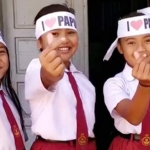 Para pelajar SD dengan atribut "Aku Cinta Papua".