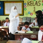 Bupati Ikfina ketika meninjau pembelajaran tatap muka di beberapa sekolah di Mojokerto.