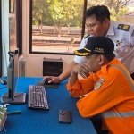 Pemeriksaan dilakukan terhadap fasilitas pelayanan serta administrasi perjalanan kereta api guna memastikan seluruh operasional berjalan sesuai standar.