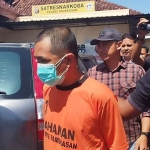 Pelaku saat berada di Mapolres Pamekasan.